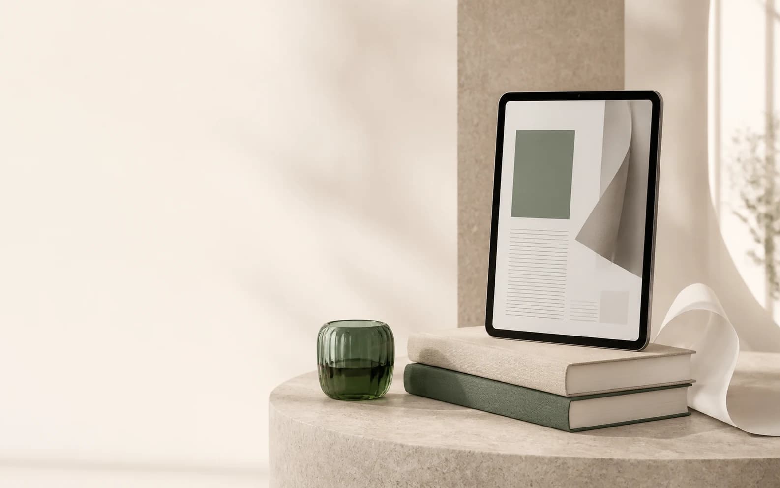 Tablet e livros em um ambiente editorial claro